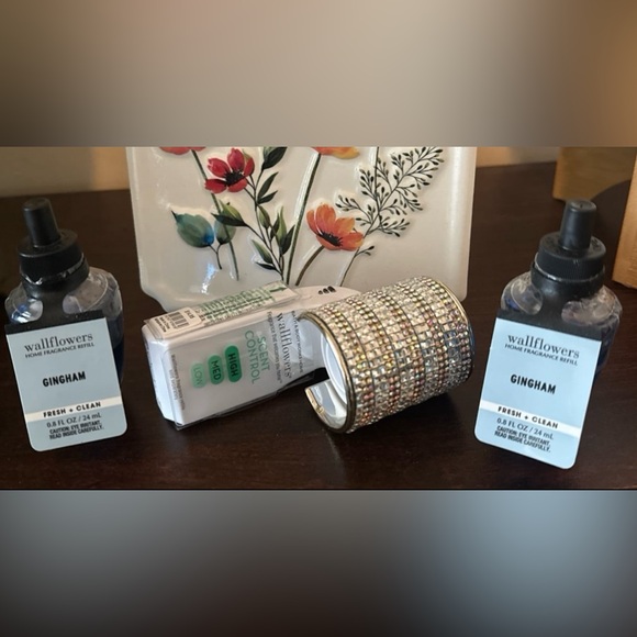 ⭐️Bath & Body Works x 2 New Gingham Wallflower refills with New Wallflower Plug - Picture 1 of 2